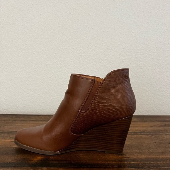 New Directions Brown Sarita Zip-Up Wedge Ankle Boots. Size 7. - Picture 5 of 10